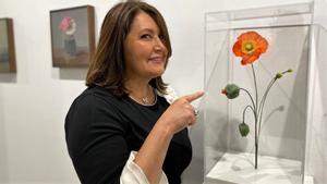 Patricia Schmidt posa con una de las flores de azúcar de la exposición Inflorescència, en Pigment Gallery.