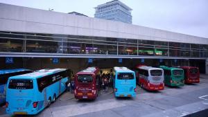 Varios buses en la estación de autobuses de Méndez Álvaro, a 10 de diciembre de 2023, en Madrid.