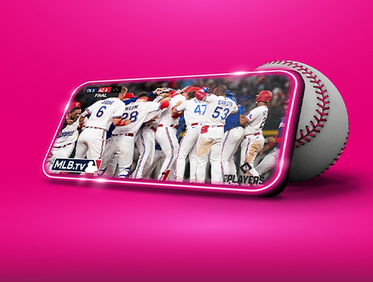 Un teléfono retransmitiendo un partido de béisbol de las Grandes Ligas mientras está apoyado contra una pelota de béisbol.