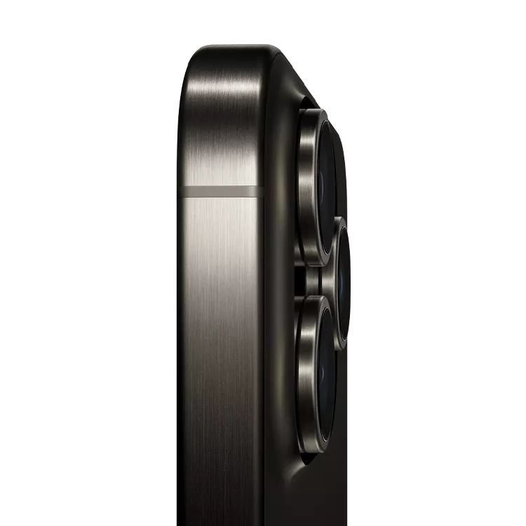 Vista de cerca recortada de la parte superior del iPhone 15 Pro con borde de titanio.