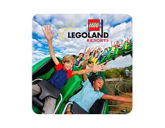 Niños en una montaña rusa en Legoland.