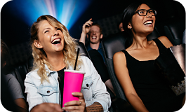Personas riendo en un cine.