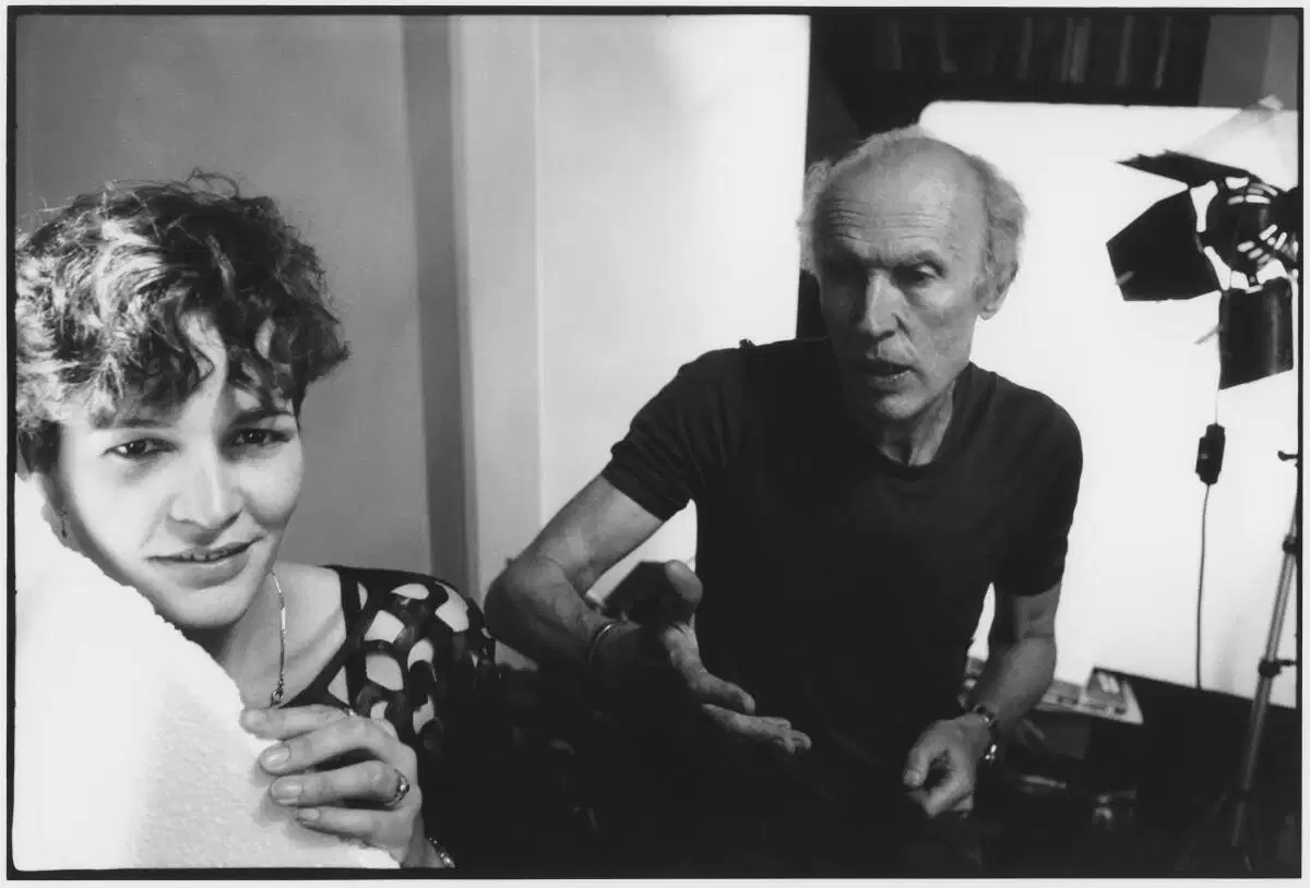 Éric Rohmer et son assistante Marie Binet, photographiés par François-Marie Banier, en 1987.