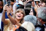 La chanteuse Taylor Swift à Toronto, au Canada, le 9 septembre 2022. Les chansons de la star, personnalité de l’année 2023 selon le magazine américain “Time”, pourraient disparaître de TikTok, faute d’accord entre la plateforme et la major Universal Music.