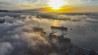 Un épais brouillard enveloppe le port de Qingdao, en Chine, le 3 mai 2024.