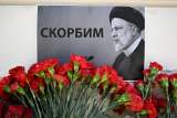 Moscou “en deuil”. Photo d’Ebrahim Raïssi et fleurs déposées devant l’ambassade iranienne dans la capitale russe, le 20 mai 2024.