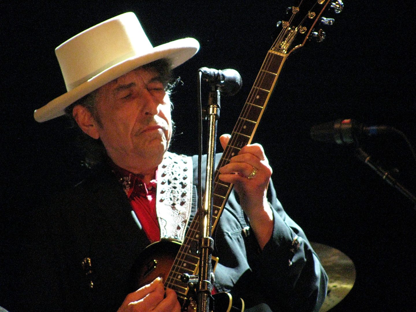 ROUND ROCK, TX &#8211; AUGUST 04:  Musician/singer Bob Dylan performs at The Dell Diamond on August 4, 2009 in Round Rock, Texas.  (Photo by Gary Miller/FilmMagic)