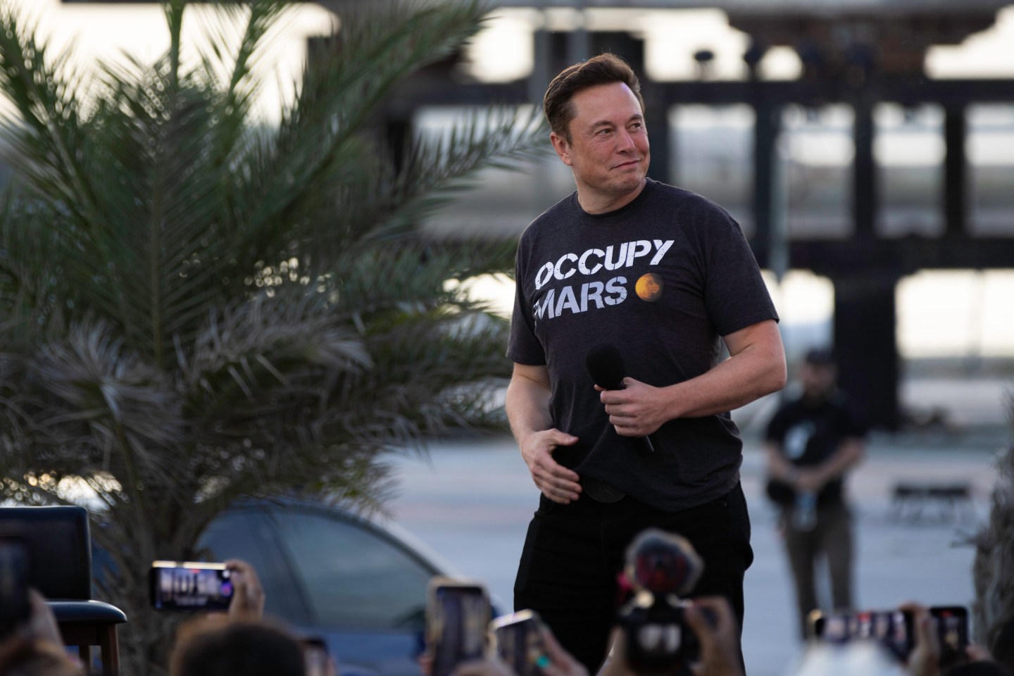 BOCA CHICA BEACH, TX &#8211; AUGUST 25: SpaceX founder Elon Musk walks on stage during a T-Mobile and SpaceX joint event on August 25, 2022 in Boca Chica Beach, Texas. The two companies announced plans to work together to provide T-Mobile cellular service using Starlink satellites. (Photo by Michael Gonzalez/Getty Images)