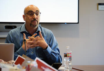 Eugene Finkel presents during a REDS Seminar co-hosted by The Europe Center and CDDRL on April 18, 2024.