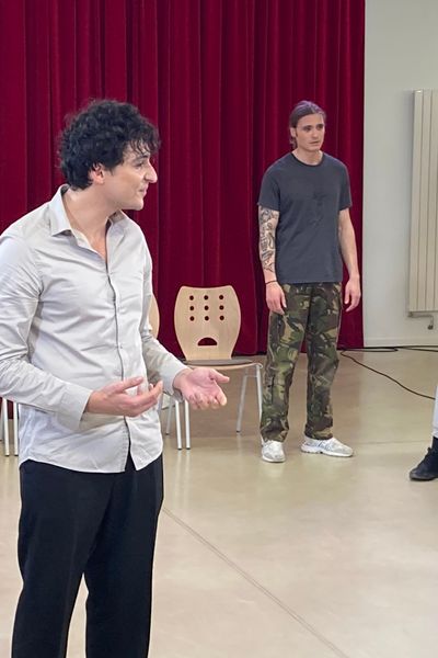 Les comédiens Vincent Arfa et Simon Rodrigues Pereira devant une classe du lycée professionnel Henri Fertet de Gray