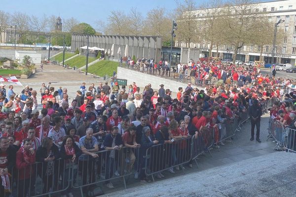 La foule place de la Liberté pour acclamer les joueurs du Stade brestois, qualifié de la veille pour la Ligue des Champions.