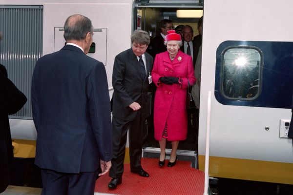 C'était il y a 30 ans, à 12H40...le 6 mai 1994. L'Eurostar transportant la reine Elisabeth II pour Coquelles arrive à destination. Le Président français François Mitterrand arrive lui de Paris, avec un autre train et accueille Sa Majesté sur le terminal d'Eurotunnel.