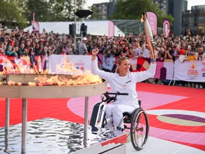 À 19h30, ce samedi 1ᵉʳ juin 2024, la championne paralympique Perle Bouge allume enfin le chaudron olympique sur l'esplanade Charles de Gaulle à Rennes devant des milliers de spectateurs.