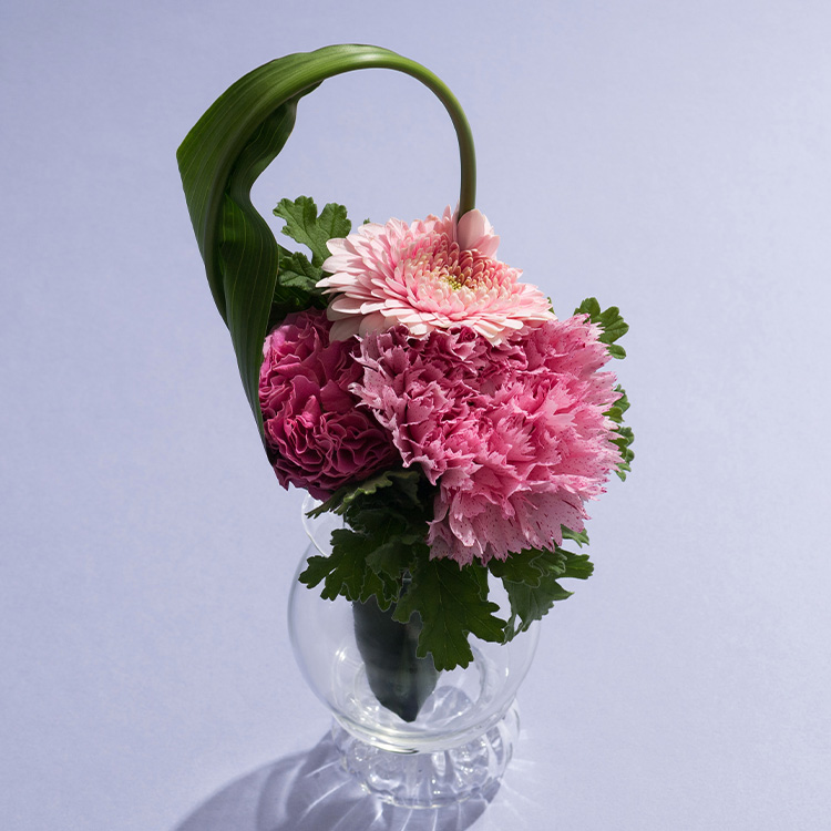【Keita Flower Design】母の日カーネーションと花瓶のマリアージュ