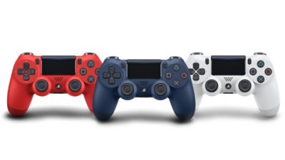 tri dualshock kontrolera crvene, plave i bele boje