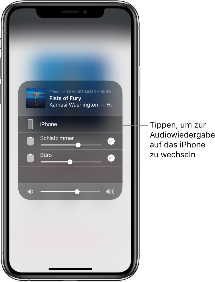 Ein geöffnetes AirPlay-Fenster mit einem Musiktitel und Künstlernamen oben und einem Lautstärkeregler unten. Die Lautsprecher im Schlafzimmer und im Büro sind aktiviert. Eine Anmerkung weist auf das iPhone und lautet sinngemäß: „Tippen, um Audio auf iPhone wiederzugeben“.