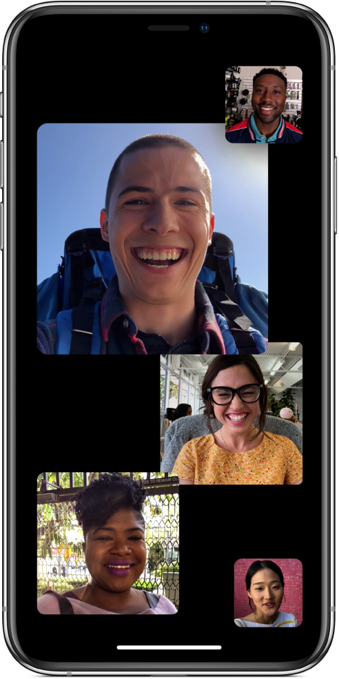 „FaceTime“ ekranas, kuriame rodomi penki „Group FaceTime“ pokalbyje dalyvaujantys žmonės – kiekvienas rodomas atskirame lange.