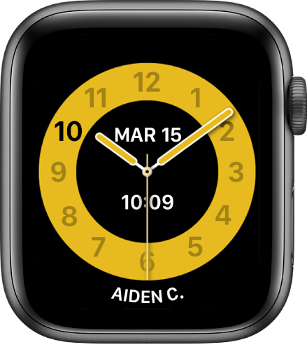 La carátula “Horario escolar” mostrando un reloj analógico con la fecha y un temporizador digital cerca del centro. El nombre de la persona que usa el reloj se muestra en el área inferior.