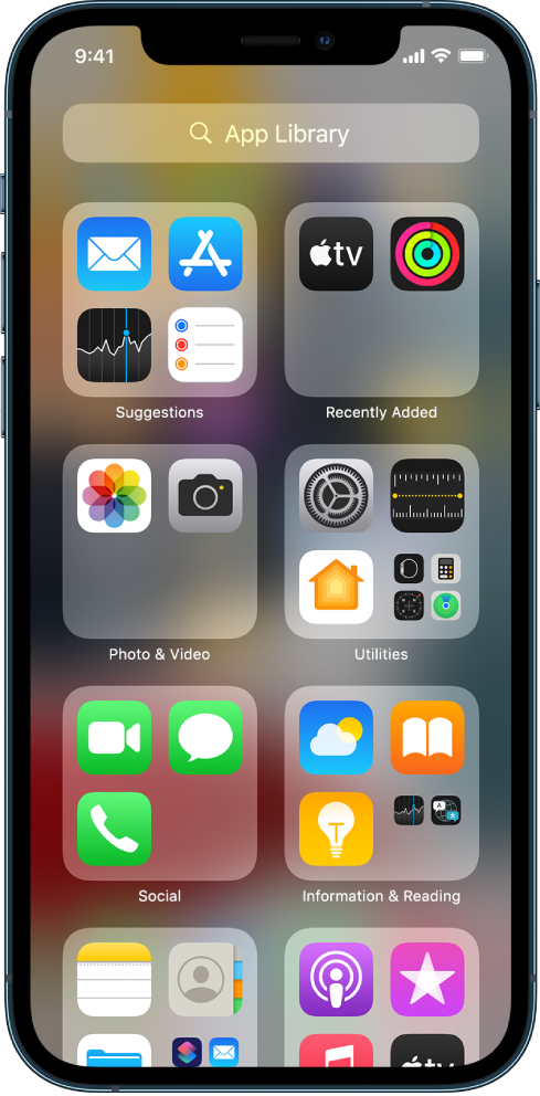 iPhone tālruņa lietotņu bibliotēka ar kategorijās (Photo & Video, Social u.c.) sakārtotām lietotnēm.