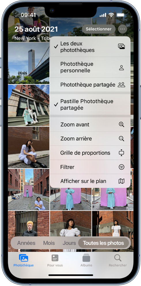 L’app Photos présentant une photothèque. Le bouton Plus en haut de l’écran est sélectionné, avec les options « Les deux photothèques » et « Pastille Photothèque partagée » cochées.