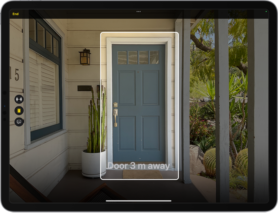 „Magnifier“ ekranas įjungus režimą „Detection Mode“, jame matosi durys. Apačioje yra aprašymas, nurodantis, kaip toli yra durys.