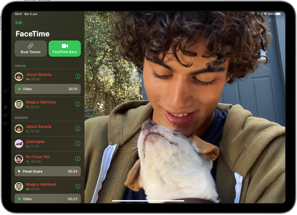 Layar FaceTime menampilkan pesan video dengan orang dan anjing.