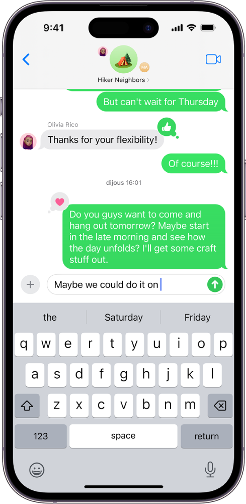 Una conversa de grup a l’app Missatges. Les icones de les persones del grup es mostren a la part superior de la pantalla. El teclat és a la meitat inferior de la pantalla. Les bafarades dels missatges són de color verd, cosa que indica que com a mínim una persona del grup no utilitza l’iMessage.