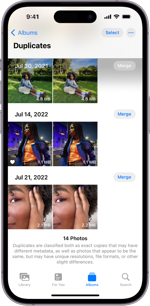 Ekranas „Duplicates“, kuriame rodomos viena šalia kitos esančios besidubliuojančios nuotraukos. Dešinėje ekrano pusėje yra „Merge“ mygtukai, kuriais galima sujungti kiekvieną besidubliuojančių nuotraukų porą.