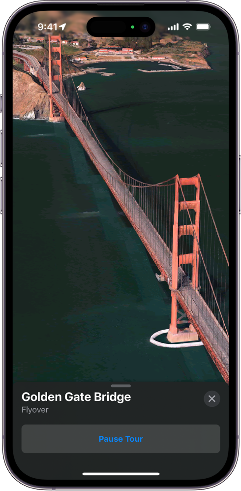 Notiek Flyover lidojums, un ir redzams 3D putna lidojuma attēls ar skatu uz apskates objektu un pogu, lai apturētu skatu.