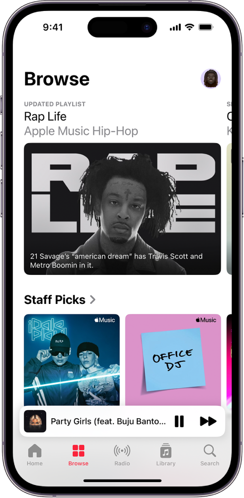 Ekrani Browse që shfaq një listë këngësh të spikatur në krye. Mund të rrëshqitni majtas për të shikuar më shumë video dhe muzikë të spikatur. Staff Picks shfaqen më poshtë, duke shfaqur dy lista dëgjimi të Apple Music. Mund të rrëshqitni lart në ekran për të eksploruar muzikën e re dhe të rekomanduar.