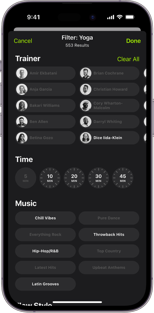 Екран услуге Apple Fitness+ на ком су приказане опције за сортирање и филтрирање тренинга. При врху екрана је листа инструктора. На средини екрана су временски интервали. Испод времена је листа музичких жанрова.