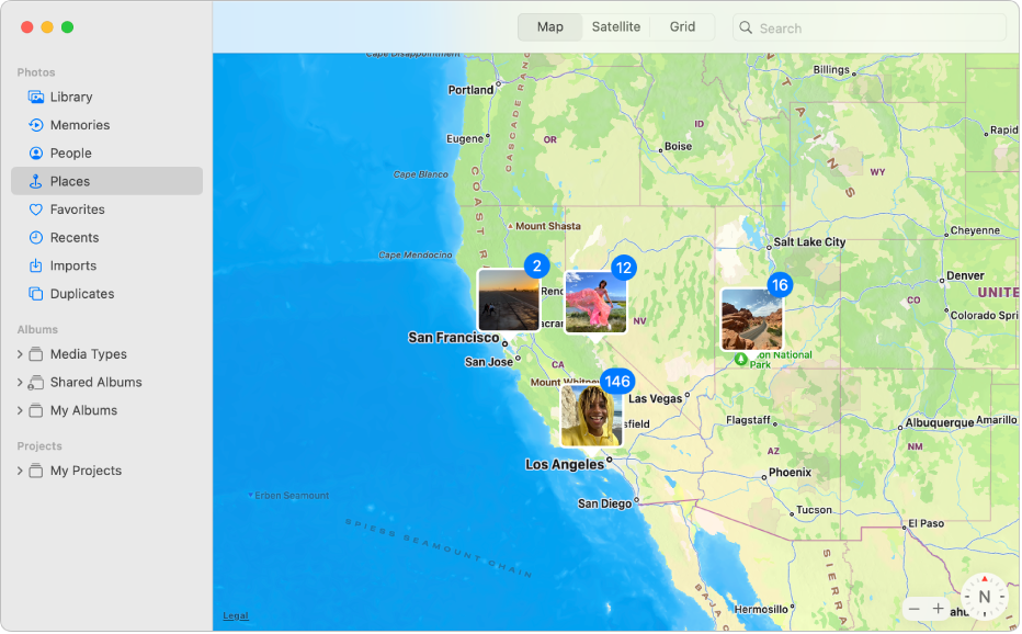 La finestra de l’app Fotos que mostra un mapa amb miniatures de fotos agrupades per ubicació.