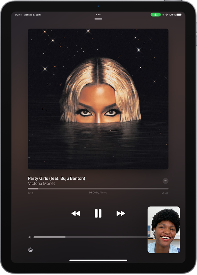 Eine SharePlay-Sitzung in einem FaceTime-Anruf mit Audioinhalten von Apple Music, die synchron mit allen Personen im Anruf geteilt werden. Ein Bild der Person, die die Inhalte teilt, wird unten rechts auf dem Bildschirm angezeigt. Ein Bild des geteilten Albums ist am oberen Rand des Bildschirms zu sehen und die Steuerelemente für die Wiedergabe befinden sich unter dem Bild des Albums.