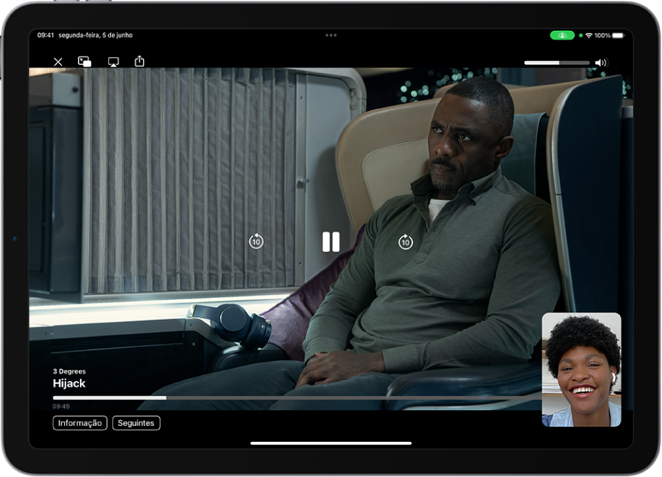 Uma chamada FaceTime a mostrar uma sessão SharePlay, com conteúdo de vídeo de Apple TV+ a ser partilhado na chamada. A pessoa que está a partilhar o conteúdo é mostrada numa janela pequena, o vídeo preenche o resto do ecrã e os controlos de reprodução estão na parte superior do vídeo.