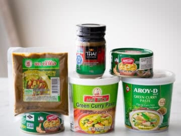5 brands of Thai curry paste in their packaging