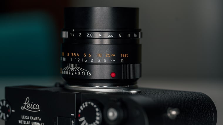 Leica Summilux-M 50mm F1.4, top view on camera
