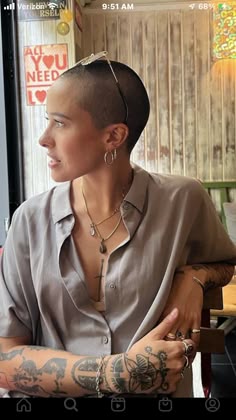 Short Hair Tattoo, Shaved Head Women Style, Bald Woman Style, Bald Head Outfits Women, Short Hair And Tattoos For Women, Shaved Hair Aesthetic, Shaved Hair Outfits, Girl Shaved Hair, Shaved Hair Round Face