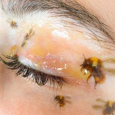 Honey bee Bee In Eye, Bee On Eye, Honey Inspired Makeup, Honey Bee Makeup, Dandelion Makeup, Yellow Eyes Aesthetic, Yellow Eye Aesthetic, Bee Eyeshadow, Honey Bee Makeup Look