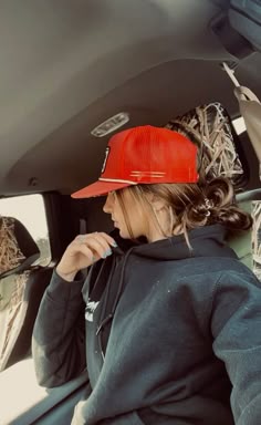 #western #rodeo #country #southern #westernaesthetic Western Hairstyles With Ball Caps, Country Pfp For Girls, Rodeo Hair Hairstyles With Hat, Brunette Cowgirl, Cowgirl Hair Styles Country Braids, Country Girl, Brunette Country Girl, Cute Country Hairstyles Cowgirls Hair, Country Boho Outfit