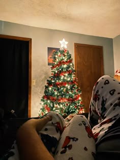 Christmas Couple Inspo in 2025 | Christmas couple pictures, Christmas couple photos, Christmas photos