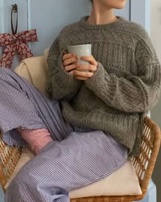 // Mia on Instagram: "My #ingridsweater 🦭🫶🏻🌬️ It was my last 2023 knit and actually the most intimidating one… I’ve heard so much about the sleeve-decreases… in 2025 | Knit outfit, Clothes, Cozy outfit