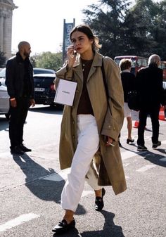 Beige Trench Coat Outfit Street Style, Trench Coats Women Street Chic, Autumn Fashion Outfit With Trench Coat, Trench Street Style, Street Style Trench Coat, Trench Coat And Loafers Outfit, Trench Coat Loafers Outfit, Loafers And Trench Coat, Trenchcoat Outfit