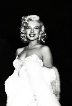 marilyn ♡ i 2025 | Baggrunde, Outfit ideer, Kvinder