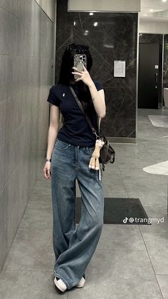 Asian Simple Outfit, Clean College Outfits, Dress For Healthy Women, Fit Tshirt Outfits, Fresh Aesthetic Outfit, Pants And Tshirt Outfits, Casual Outfit For College, Basic Fits For Women, Simple Pants Outfit