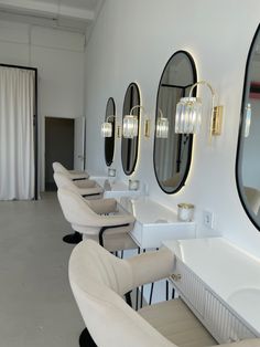 Chaises blanches avec miroirs sur le mur