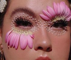 Pin by chloe ❤︎ on pour moi | Flower makeup, Creative eye makeup, Creative makeup