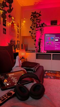 cozy evening pov in 2025 | Zimmer einrichten jugendzimmer, Zimmer einrichten, Wg zimmer einrichten ideen