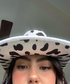 Cow Costume Makeup Simple, Rhinestone Cowgirl Makeup, Cute Cowgirl Makeup, Spooky Cowgirl Makeup, Cowgirl Eyeliner, Cowboy Makeup Halloween, Cowgirl Halloween Makeup, Cowgirl Makeup Ideas Halloween, Cowgirl Costume Makeup