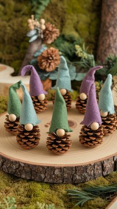 Bastelideen für Kinder mit Naturmaterialien – perfekt für DIY Sachen, die draußen gesammelt werden! Idea For Christmas Decorating, Diy Nature Crafts For Children, Christmas Decorations Kids, Winter Nature Crafts For Kids, Pine Cone Gnomes Diy, Nature Christmas Crafts, Holiday Nature Crafts For Kids, Kids Nature Crafts, Diy Pinecone Gnomes