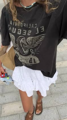 Summer Dressy Casual, Black Rara Skirt Outfit, White Flowy Skirt Outfit Short, White Ruffle Shorts Outfit, Short White Skirt Outfit Summer, Flowy Short Skirt Outfit, Boho Skirt Outfit, White Mini Skirt Outfit, White Boho Skirt